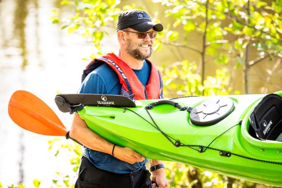 Paddelguide från Lakeside adventure bär en kanot.