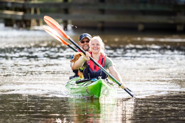 Kvinna och man paddlar i kanot hyrd från Lakeside Adventure.