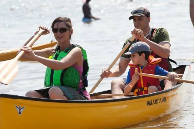 Kvinna och man paddlar i kanot hyrd från Lakeside Adventure.