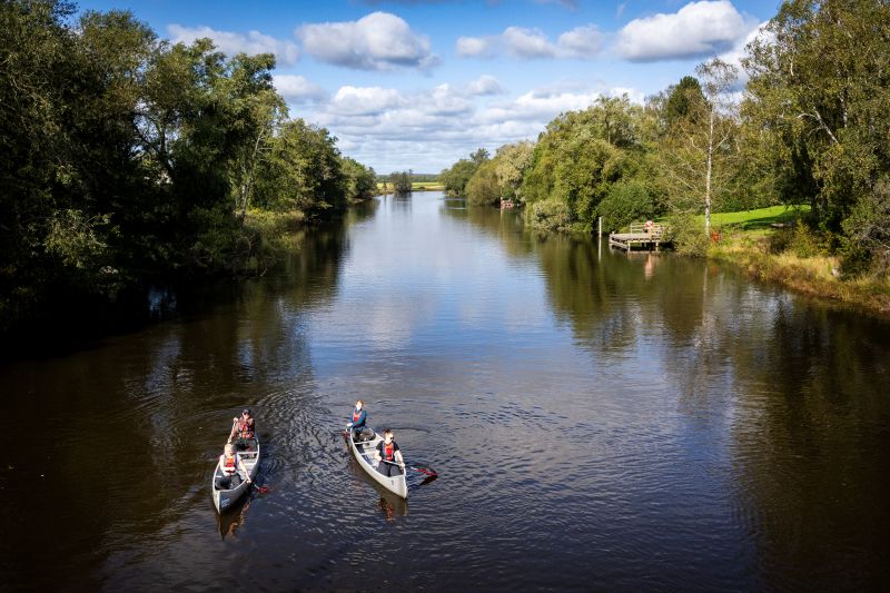 Paddelguide från Lakeside adventure bär en kanot.
