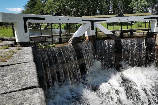 Sluss. Lakeside Adventure paddelturer.